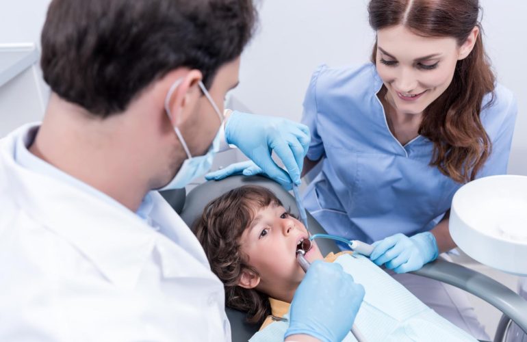dentistes traitant les dents d'un jeune patient