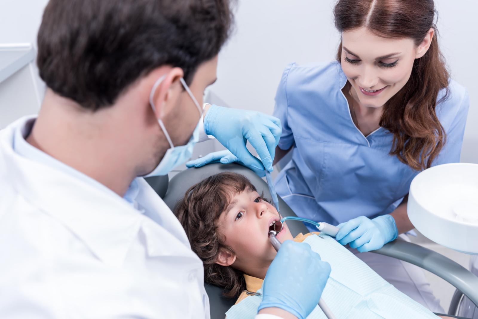 dentistes traitant les dents d'un jeune patient